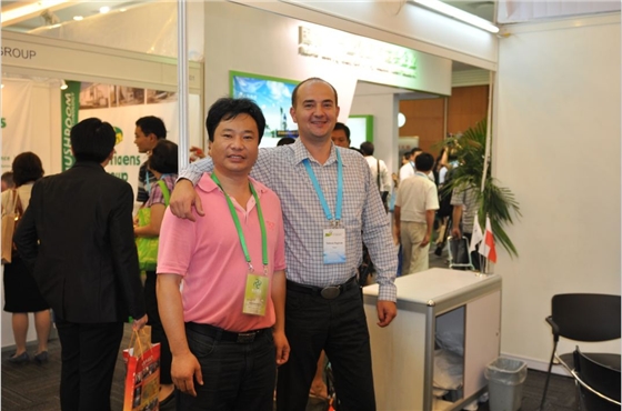 2012.08.27第18屆國際食用菌大會，與波蘭Champion出口總監(jiān)Tadeusz Raginiak一起-億昌菌業(yè).jpg