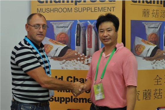 2012.08.27與合作伙伴ChampFood International The Netherlands荷蘭Eirc Vernooij先生在第18屆國際食用菌大會(huì)見面-億昌菌業(yè).JPG