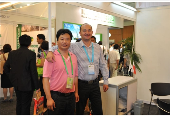 2012.08.27第18屆國(guó)際食用菌大會(huì)，與波蘭Champion出口總監(jiān)Tadeusz Raginiak一起（截屏）-億昌菌業(yè).JPG