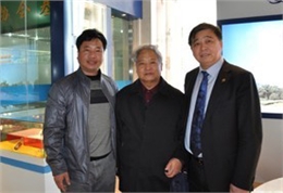 2012年3月25日與中國(guó)科學(xué)院卯曉嵐教授（中）、江蘇安惠生物科技有限公司董事長(zhǎng)陳惠（右）一起