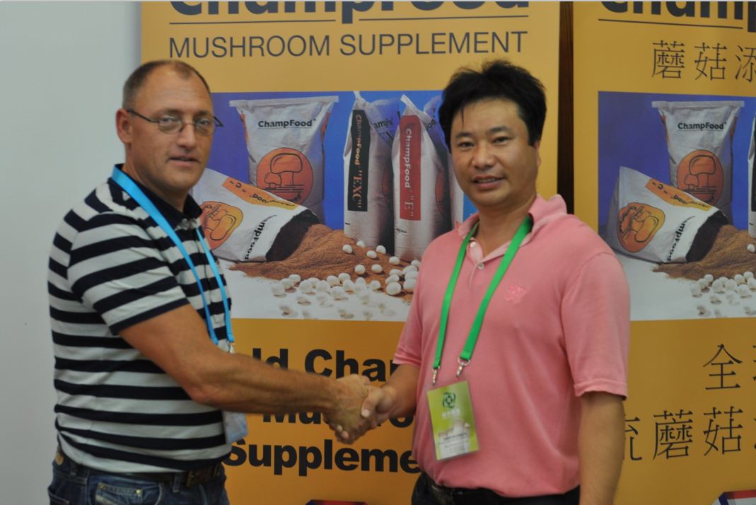 2012.08.27與合作伙伴ChampFood International The Netherlands荷蘭Eirc Vernooij先生在第18屆國際食用菌大會見面-億昌菌業(yè).JPG