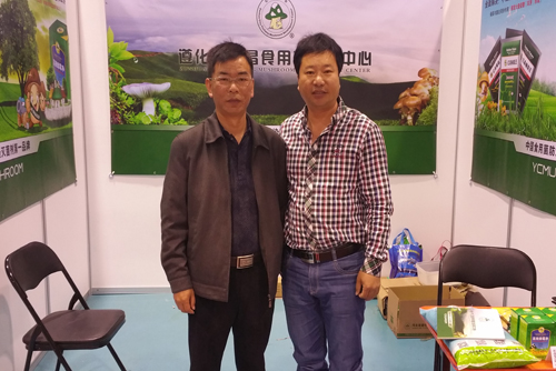 5月10日下午，山東青島召開的國際新產品新技術博覽會上張東平先生（左）與與云南大學沙濤（教授）（右）交流野生菌馴化時合影-億昌菌業(yè).jpg