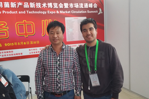 5月10日下午，山東青島召開(kāi)的國(guó)際新產(chǎn)品新技術(shù)博覽會(huì)上張東平先生（左）與智利FRUTOS公司Anibal yanez Socio Director合影留念-億昌菌業(yè).jpg