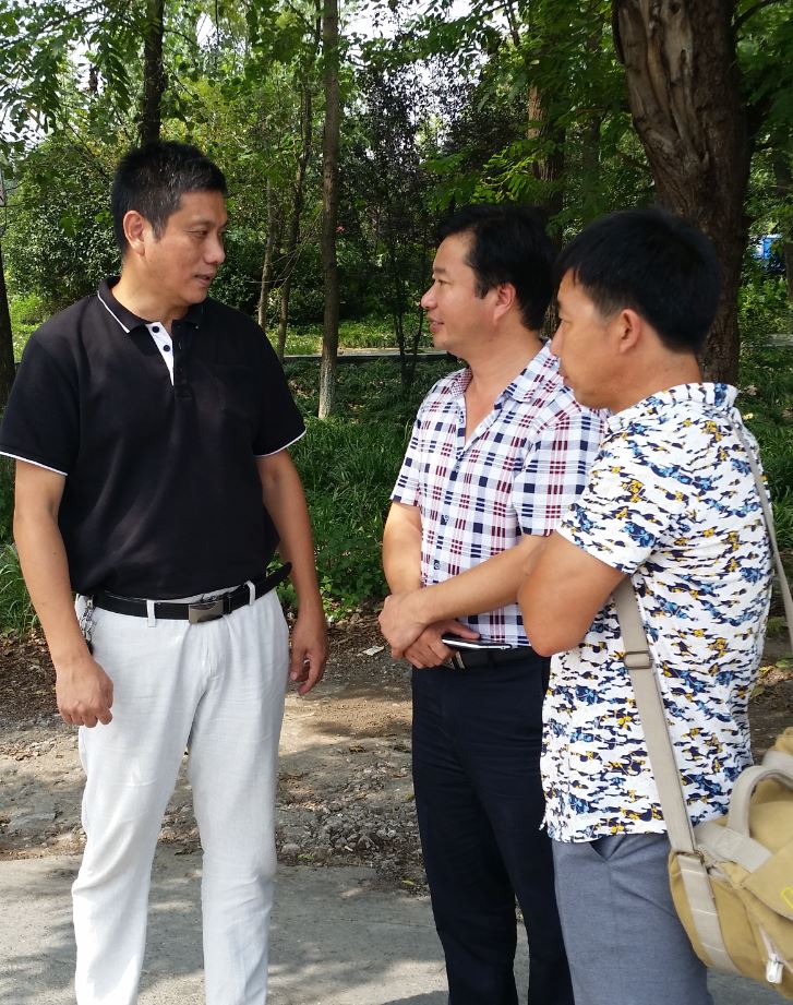 億昌菌業(yè)張東平與前麗水市農(nóng)科所副所長許志明（左一）合影留念.JPG