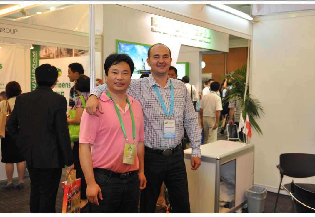 2012.08.27第18屆國際食用菌大會，與波蘭Champion出口總監(jiān)Tadeusz Raginiak一起（截屏）-億昌菌業(yè)