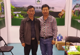 5月10日下午，山東青島召開(kāi)的國(guó)際新產(chǎn)品新技術(shù)博覽會(huì)上張東平先生（左）與云南大學(xué)沙濤（教授）（右）交流野生菌馴化時(shí)合影-億昌菌業(yè)