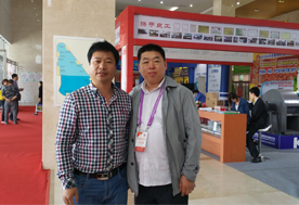 5月10日下午，山東青島召開(kāi)的國(guó)際新產(chǎn)品新技術(shù)博覽會(huì)上張東平先生（左）與2015青島會(huì)議與中國(guó)食用菌商務(wù)網(wǎng)—CEO、《食用菌市場(chǎng)》執(zhí)行社長(zhǎng)李昊（右）合影-億昌菌業(yè)
