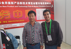 5月10日下午，山東青島召開(kāi)的國(guó)際新產(chǎn)品新技術(shù)博覽會(huì)上張東平先生（左）與智利FRUTOS公司Anibal yanez Socio Director（右）合影留念-億昌菌業(yè)