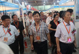 2015 中國(guó)食用菌產(chǎn)業(yè)年會(huì)暨第二屆中國(guó)食用菌博覽會(huì)-張東平經(jīng)理和其它嘉賓參觀展位