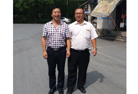 武漢菌博會展服務有限公司總經理、易菇網的副總趙雄（右一）與億昌菌業(yè)張東平（左一）合影留念